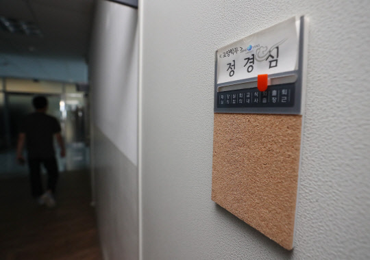 검찰이 조국 법무부 장관 후보자의 부인 정경심 교수를 사문서위조 혐의로 기소한 가운데 8일 경북 영주시 동양대학교 내 정 교수의 교수연구실이 닫혀 있다.  <연합뉴스>